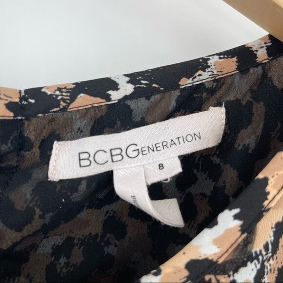 BCBGENERATION Dress Cutout Spotted Short Sleeve Animal Print Mini Pockets SZ 8 - Picture 3 of 13